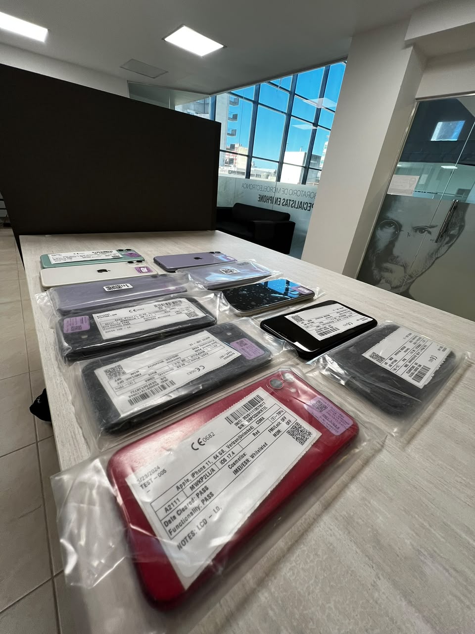 Lote de iPhones etiquetados listos para entrega a revendedor mayorista