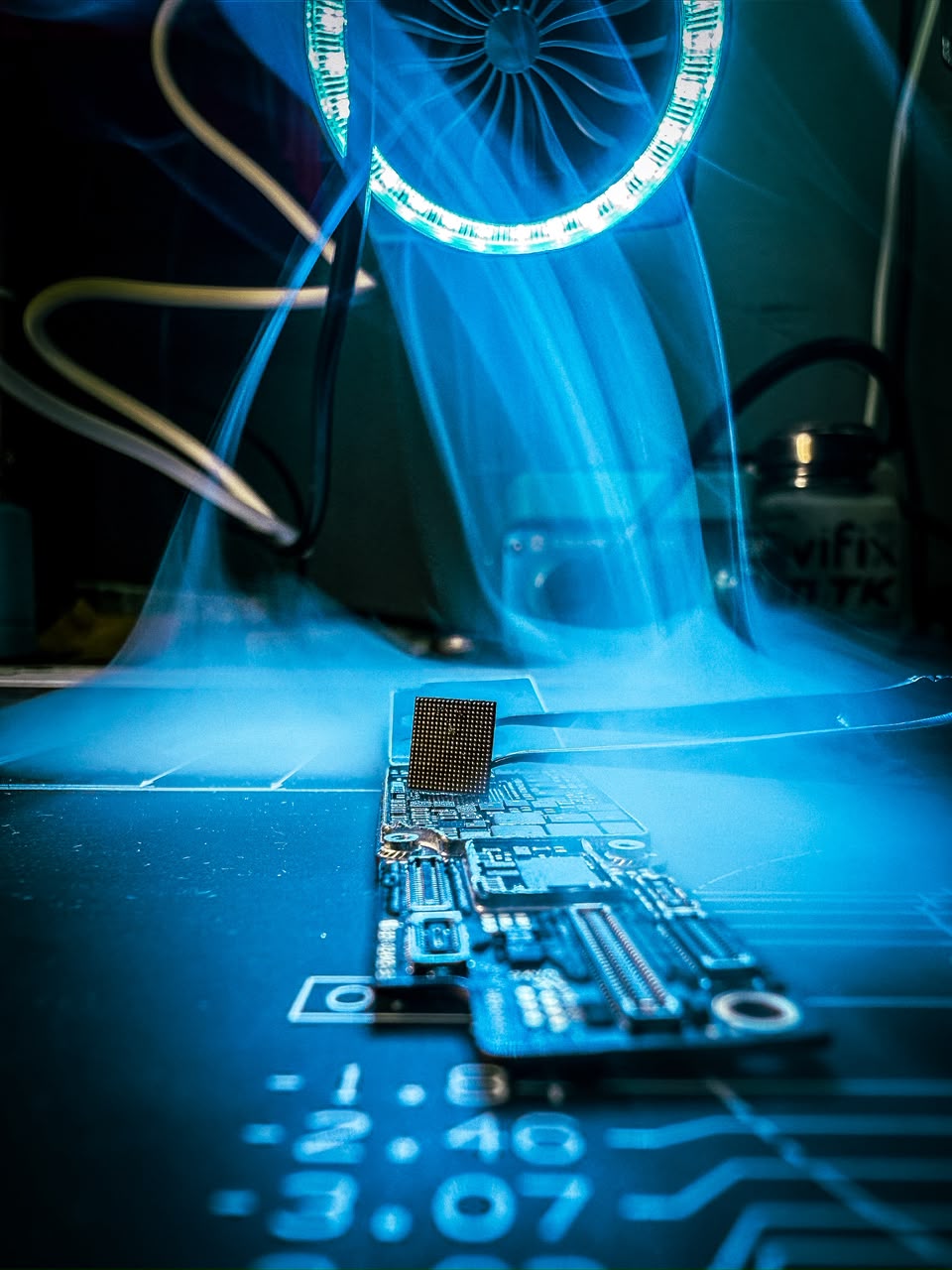 Microsoldadura de chip en placa de iPhone bajo microscopio