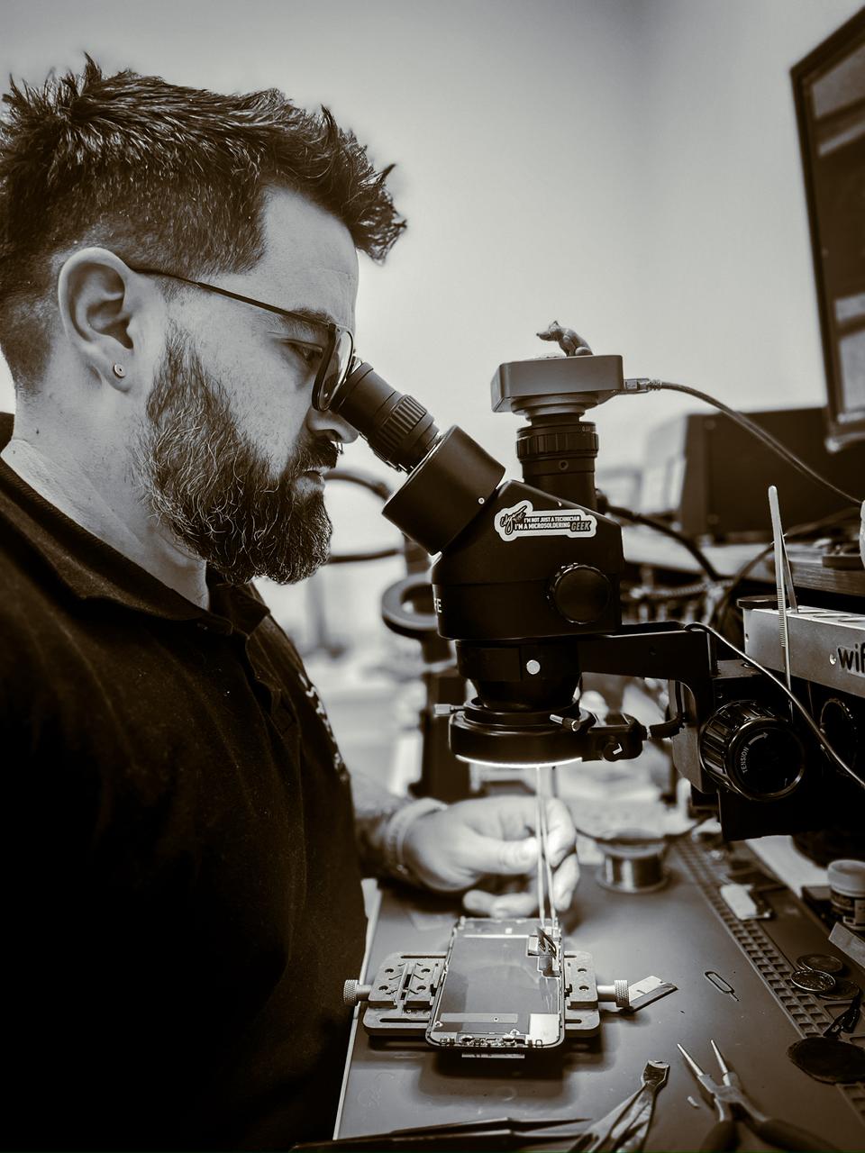 Pablo López Loiza trabajando bajo microscopio en el laboratorio